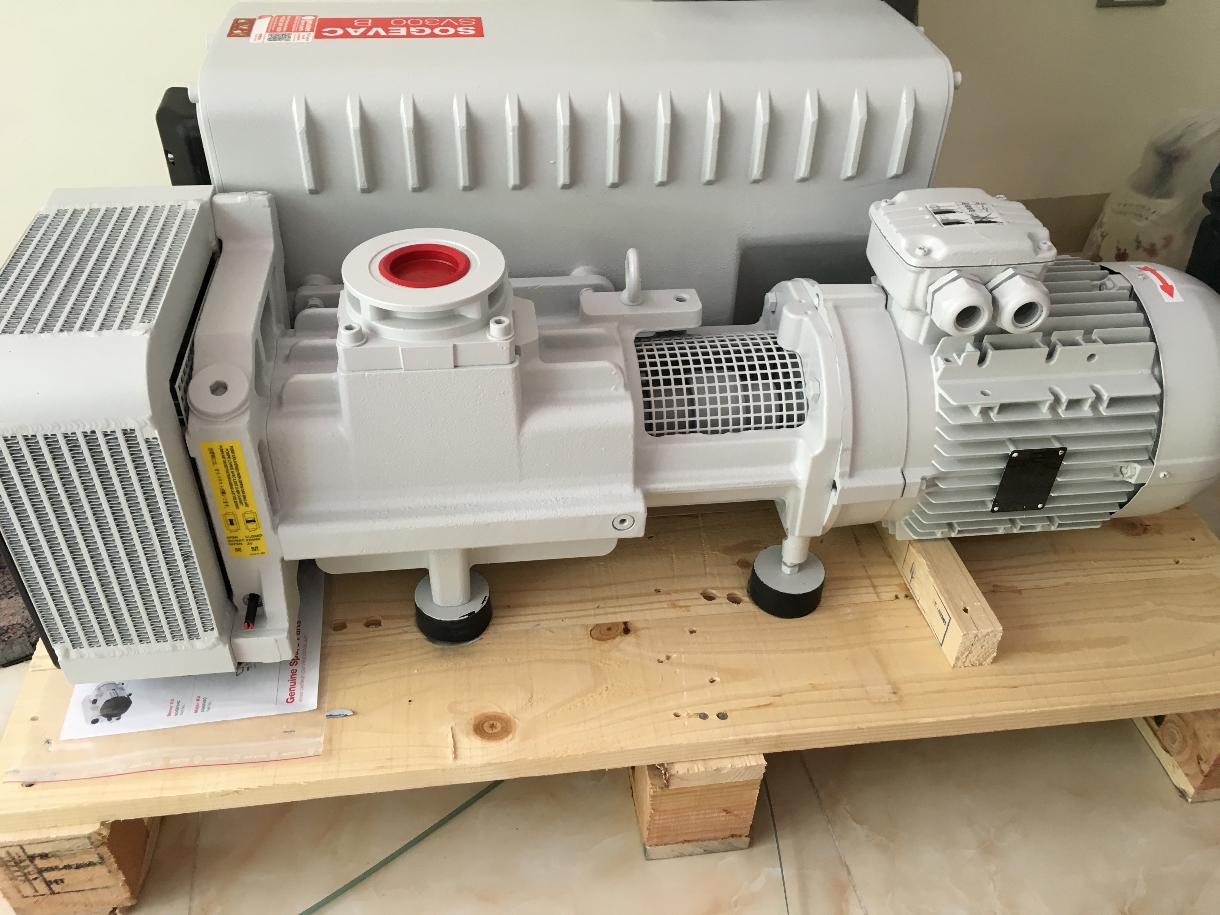  Bơm hút chân không dùng dầu Oerlikon Leybold